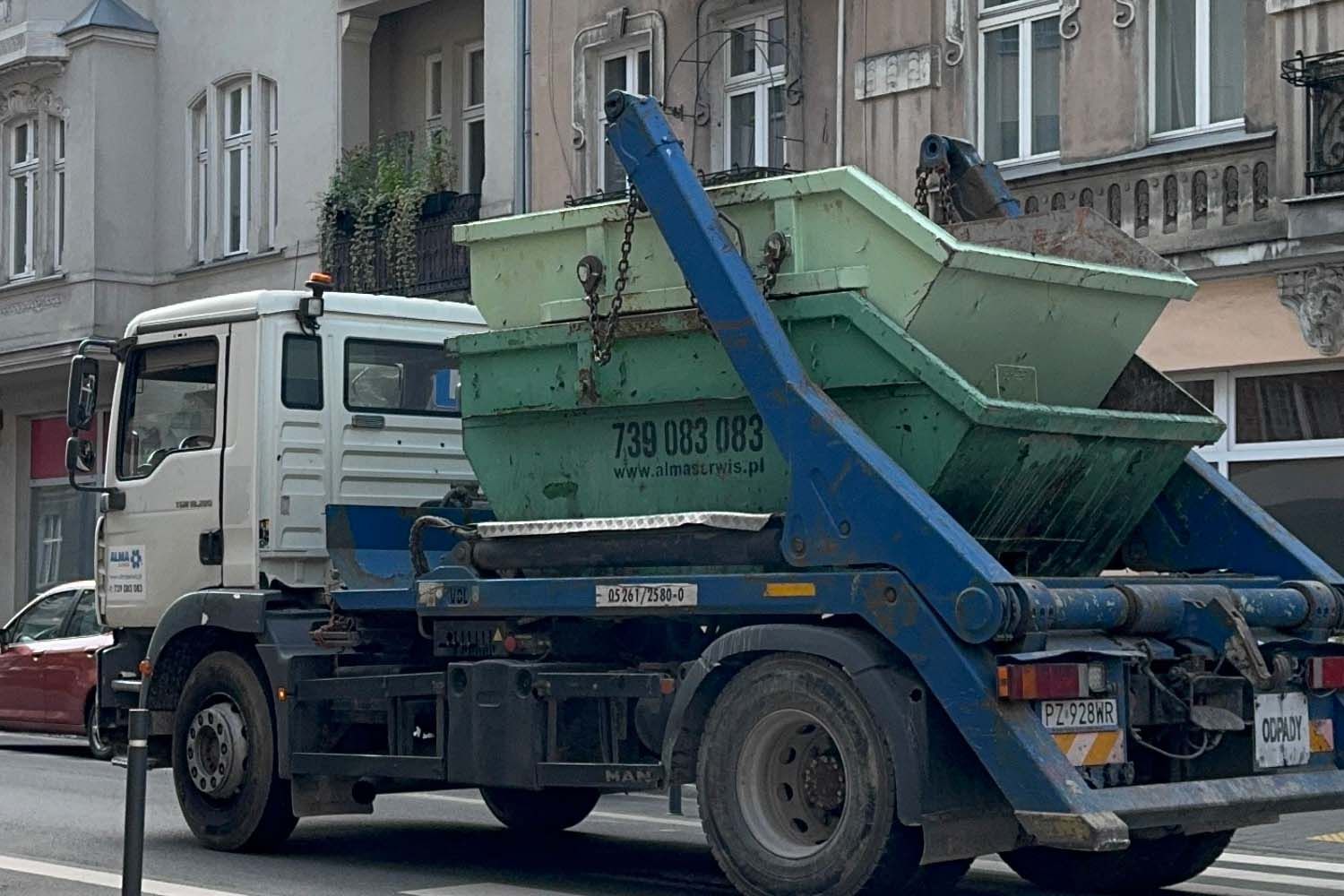 Bramowiec z kontenerem w Środzie Wielkopolskiej