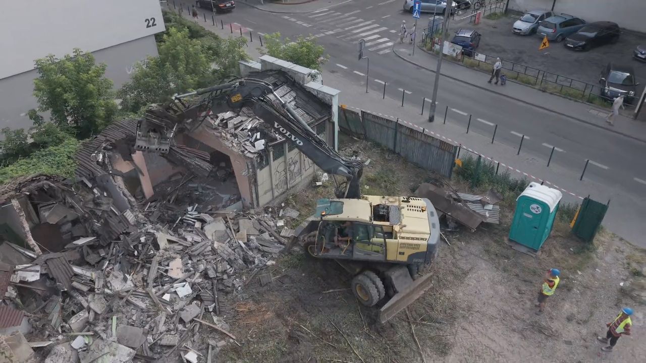 Wyburzenie budynku, ujęcie z drona