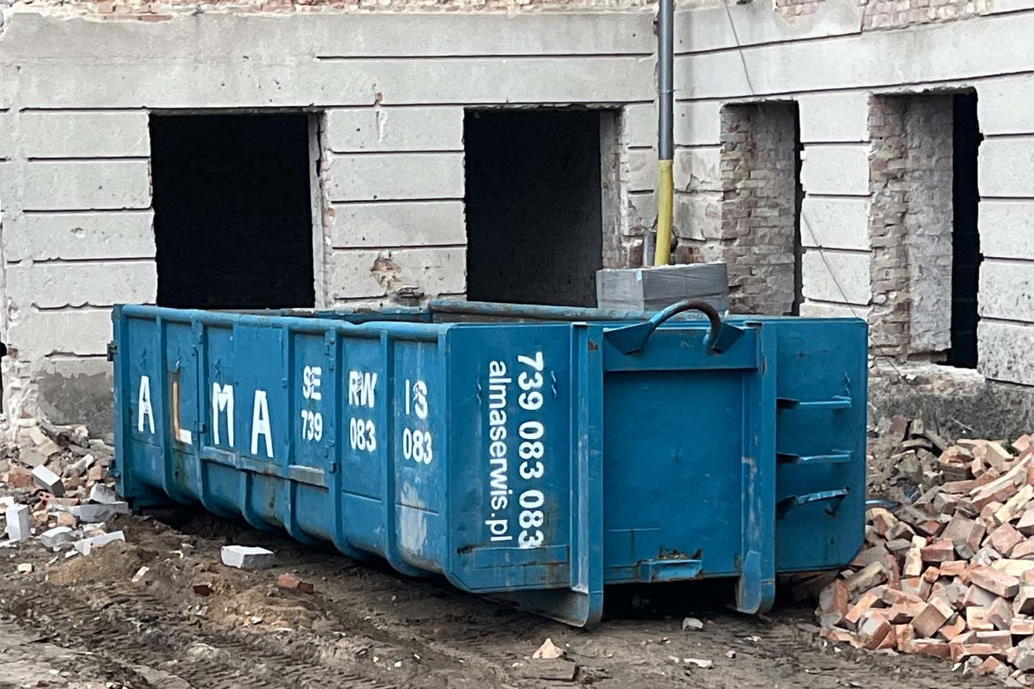 Kontener na placu budowy w Kórniku
