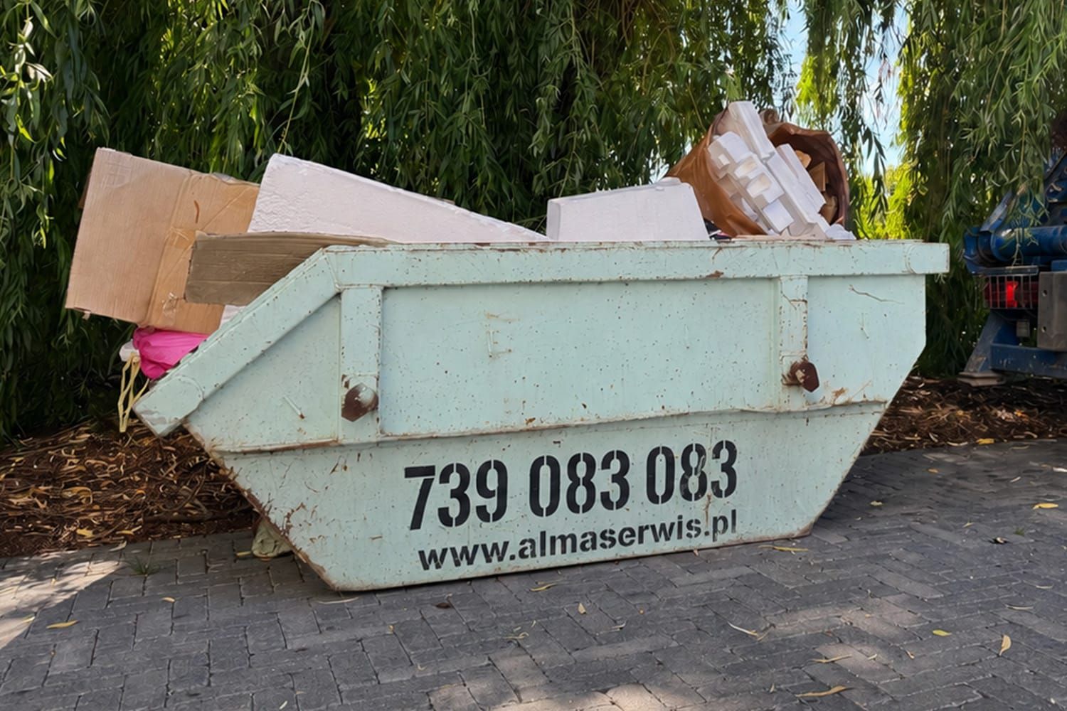 Kontener Alma Serwis z kartonem, styropianem i innymi odpadami zmieszanymi