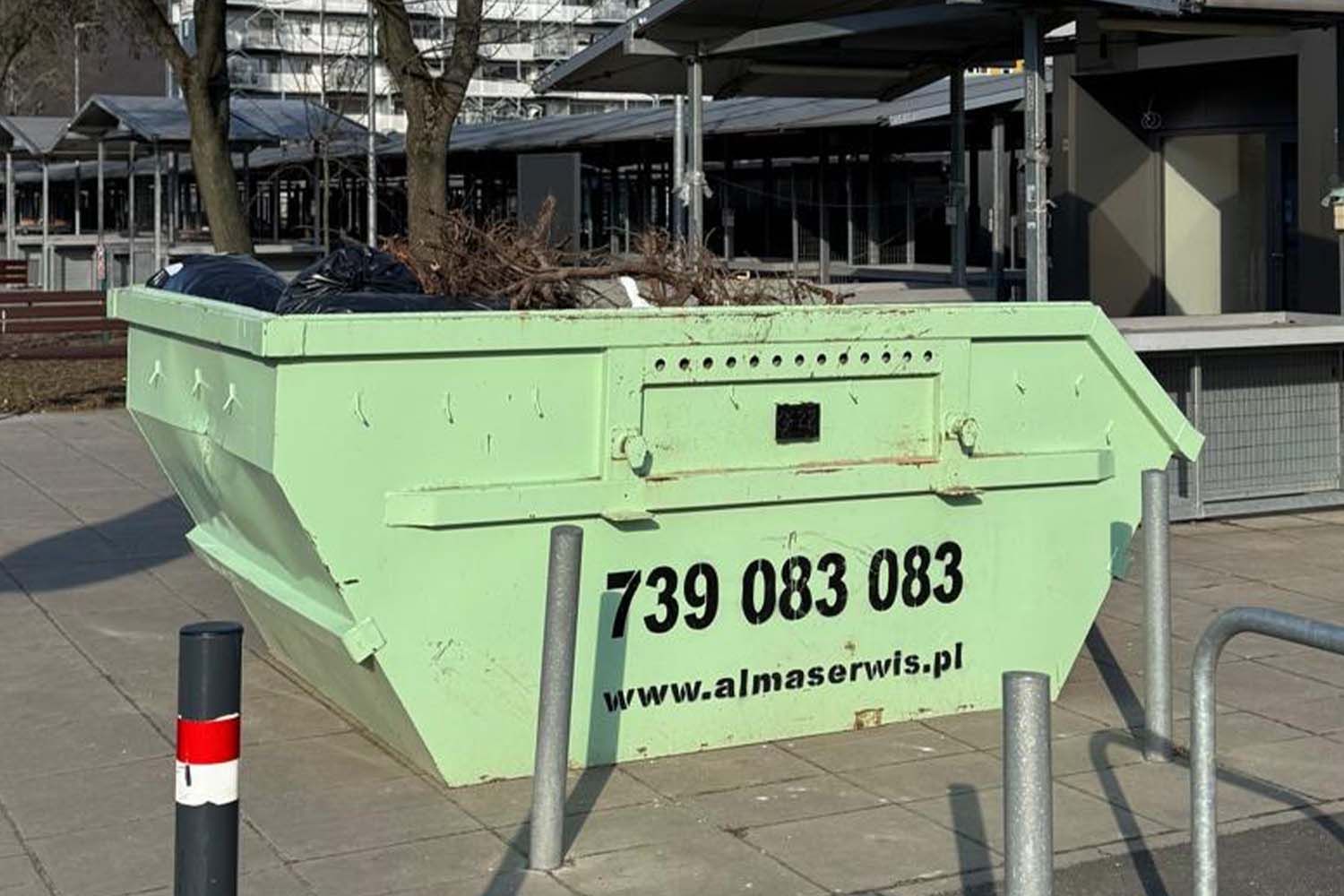 Kontener z odpadami zmieszanymi w Tarnowie Podgórnym