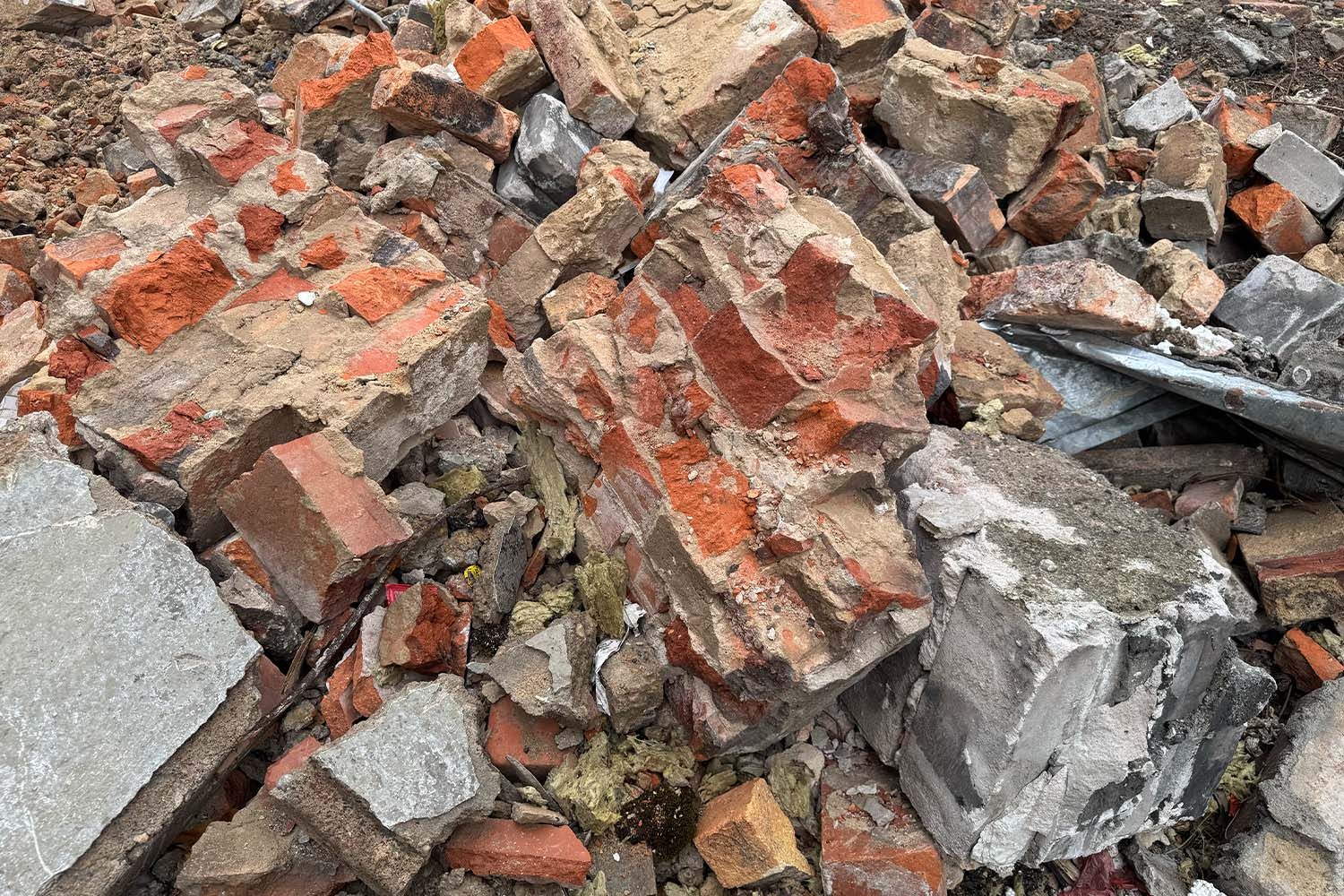 Sterta gruzu z czerwonej cegły, betonu i tynku