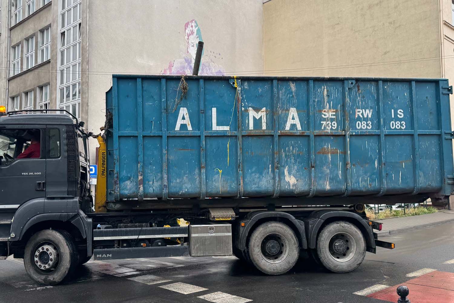 Transport dużego kontenera w Śremie