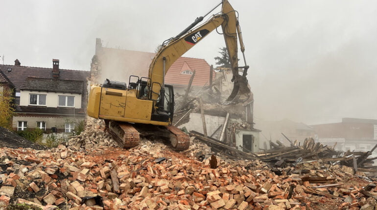 Co zrobić z odpadami niebezpiecznymi podczas rozbiórki budynku?