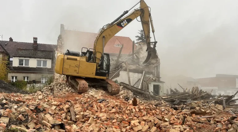 Bezpieczna rozbiórka budynków – co musisz wiedzieć, zanim zaczniesz?