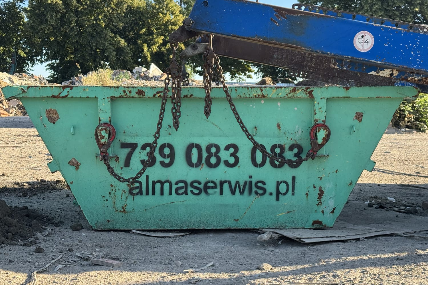 Podstawienie najmniejszego kontenera na odpady i gruz