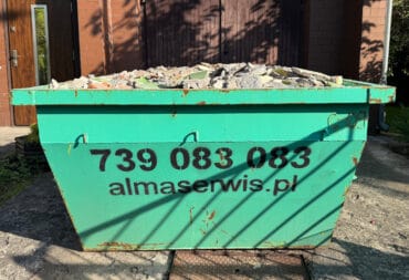 Kontener Alma Serwis wypełniony gruzem i płytkami po remoncie domu