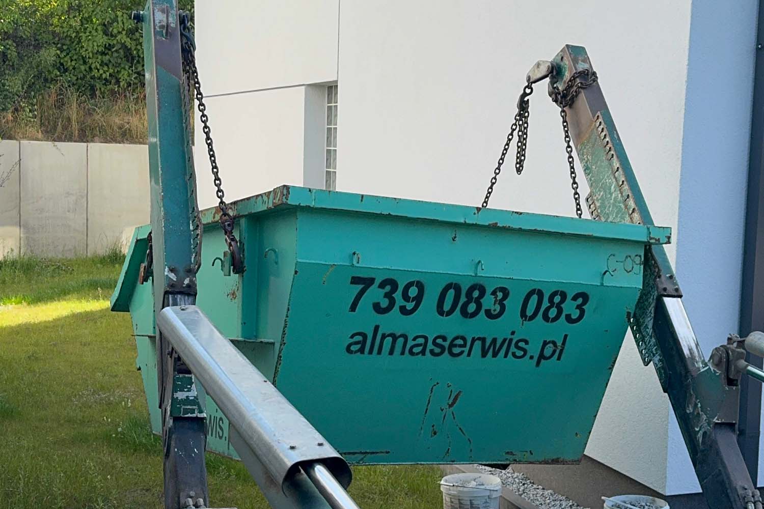 Podstawianie niewielkiego kontenera na odpady na posesji przy domu